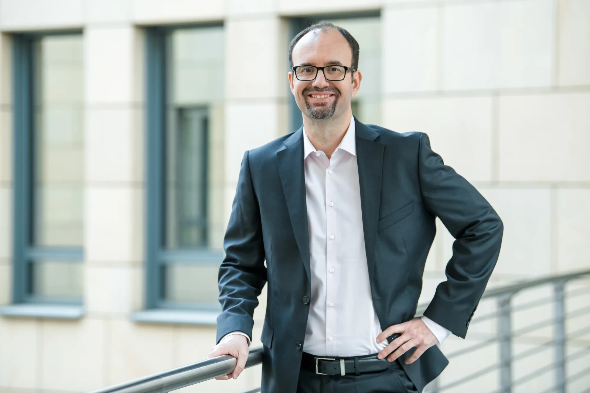 Prof. Dr. Uwe-Wilhelm Bloos, an einer Brüstung stehend
